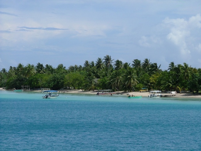Motu de pêcheurs à l'entrée de la passe de Maupiti