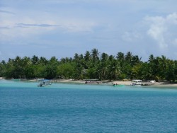 Motu de pêcheurs à l'entrée de la passe de Maupiti