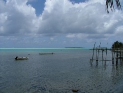 Bateaux parkés sur pilotis ou directement sur l'eau