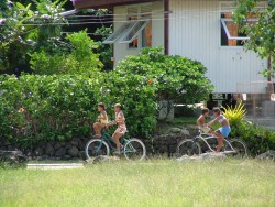 Quasiment pas de voitures sur l'île, les enfants sont à la fête  	