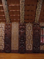 Les sculptures richement décorées parfaites expressions de l'art maori