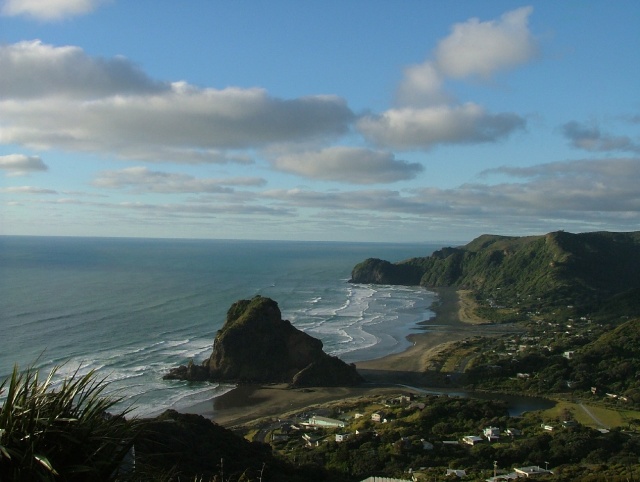 La tête de lion de la plage de Piha Beach