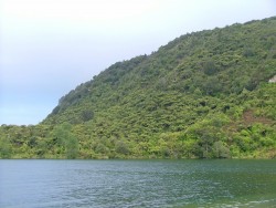 Le lac bleu près de Rorotua
