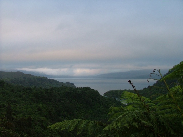 Le lac Tarawera né lors de violentes éruptions volcaniques