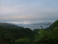 Le lac Tarawera né lors de violentes éruptions volcaniques