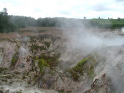 On déambule parmi des cratères béants crachant sans cesse leur vapeur