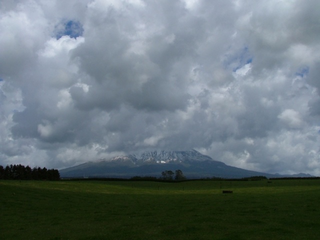 Mont Taranaki toujours aussi facétieux devant l'objectif du photographe