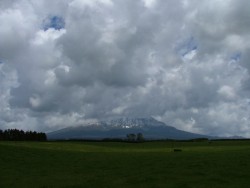 Mont Taranaki toujours aussi facétieux devant l'objectif du photographe