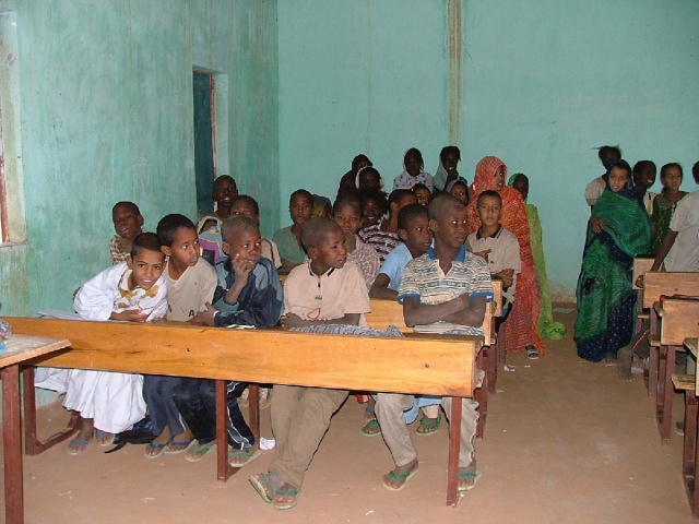 Les écoliers de Dar Essalama qui attendent les cadeaux de l'école de Tony, le neveu de David