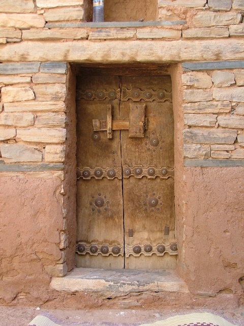 magnifique porte symbolisant l'architecture au style intact