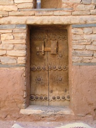 magnifique porte symbolisant l'architecture au style intact